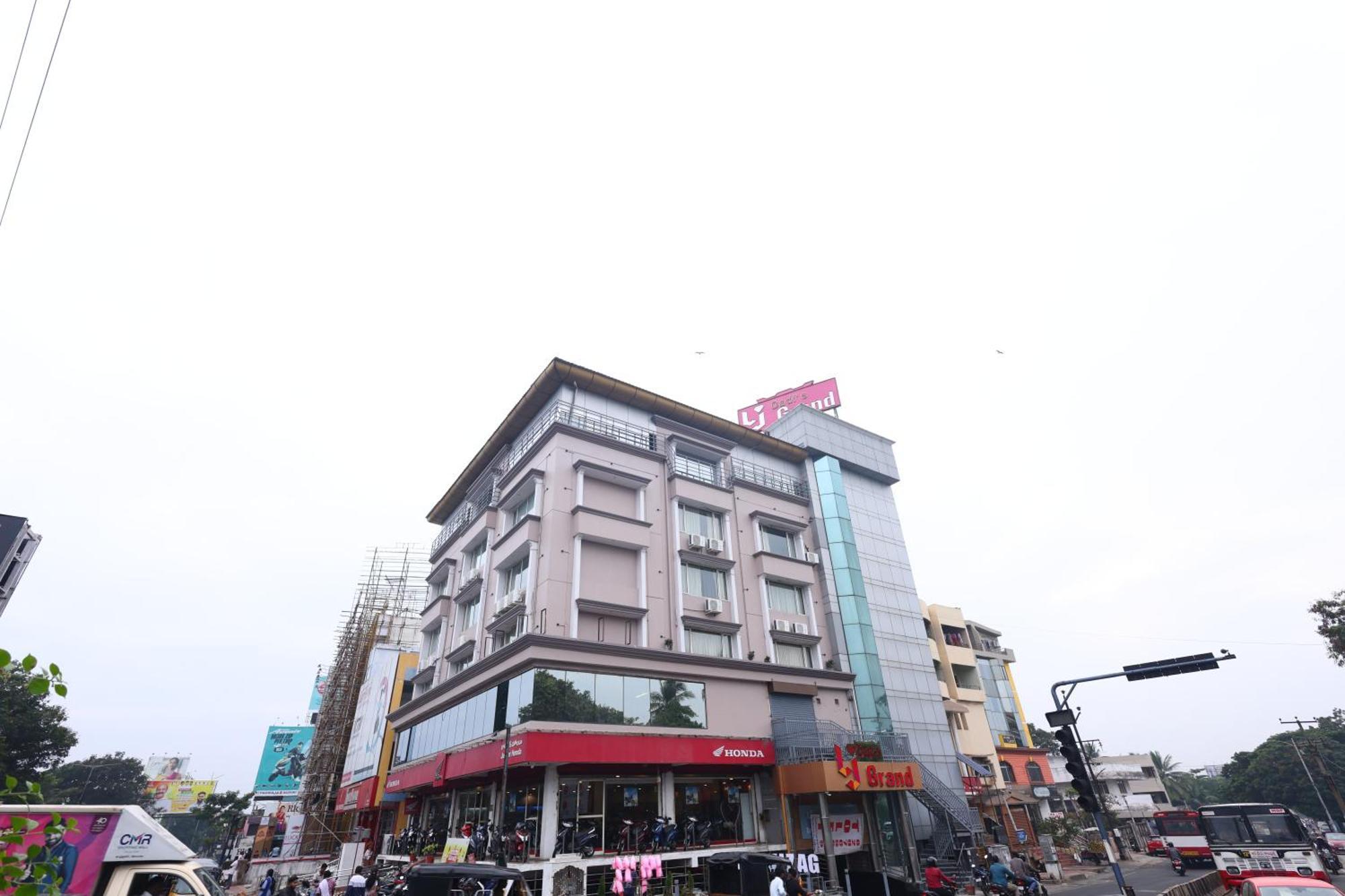 ホテル Lj Dadi'S Grand ヴィシャーカパトナム エクステリア 写真